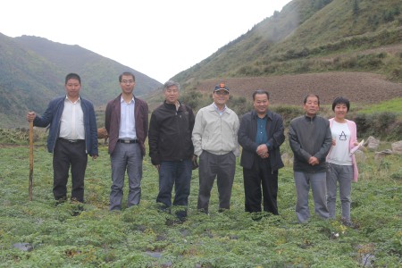 北京国康本草物种生物科学技术研究院教授来我公司种植基地考察指导工作